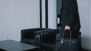 JUR-466 人妻秘书，充满汗水与热吻的社长办公室内射性交 撩拨性欲的淫靡肉体秘书 七海蒂娜