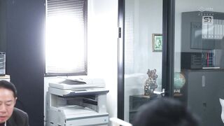 SONE-901 被抓住把柄的K罩杯女秘书！惨遭恶心社长舔到奶子发涨的乳奴调教实录-鷲尾芽衣