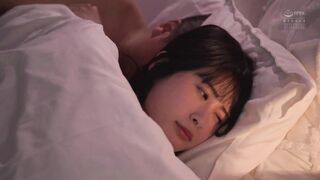 ADN-524 [中文字幕] 唾液混合 密室接吻社長室 伊藤聖夏