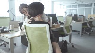 STARS-765 [中文字幕] 小湊四葉 初次劇情作品 從KISS開始的4種職業變裝 明明就還在職場上，一開啟開關就無法停止，本性就好色的工作女性 小湊よつ葉