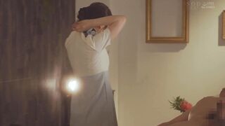 STARS-765 [中文字幕] 小湊四葉 初次劇情作品 從KISS開始的4種職業變裝 明明就還在職場上，一開啟開關就無法停止，本性就好色的工作女性 小湊よつ葉