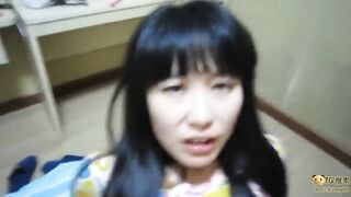 风韵犹存的妻子与炮友屋子中艹逼，一颦一笑之间尽显骚气媚态，真想艹她呀