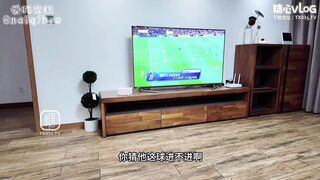 [糖心Vlog] 兄妹乱伦淫荡妹妹穿着足球情趣内衣勾引哥哥 深喉舔食肉棒！蜜穴榨精 不料竟被哥哥朋友发现 - 爱吃雪糕