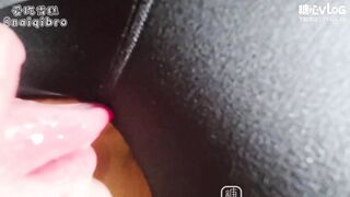 [糖心Vlog] 榜一大哥湿身扑来舌卷嫩趾湿穴 硬棒直捣G点 我强忍快感下播 足交挑逗深喉内射溢满 - 爱吃雪糕