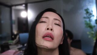 JUR-723 [中文字幕] 我把公司里那个平凡的家庭主妇会计变成了私人黑丝情妇让她在强烈的受虐快感中达到高潮 - 沖宫那美