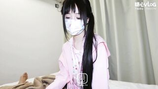 [糖心vlog] 和表妹同居的日子 深夜主动勾引 骑乘猛坐肉棒 多体位榨精中出 萌宅卡