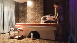 莞式洗浴会所 08-22偷拍旗袍女技师全套口爆毒龙一条龙玩手机被发现差点翻车