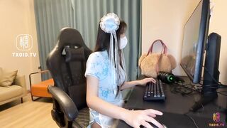 [糖心Vlog] 中华娘cos ~顶级少萝~游戏陪玩之隐藏服务~两小时女友体验~精液灌满骚穴流出 - 情深叉喔
