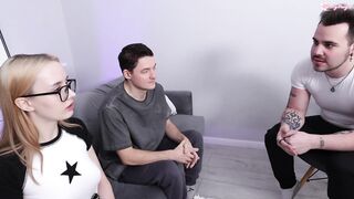 [欧美无码] 我cute的戴绿帽子的男朋友耐心地握着我的手而老板在面试时操我#PollyYangs