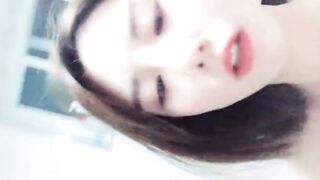 顶级短发少女振动棒磨蹭小穴