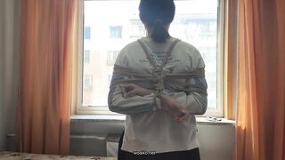 高中毕业生小悦的真实初绑，标准驷马紧缚，青涩可爱的高个妹妹椅下放置