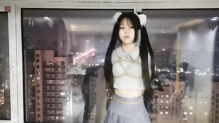 都市夜景，玻璃窗里面可怜兮兮的气氛组小可爱，一个多小时，被逼无奈，穿着10CM的