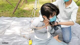 野外打扑克，谁输了就绑起来惩罚，最后把米粒绑树上没人管了(1)