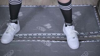 长腿清纯小妹初次体验铁架镣铐(1)