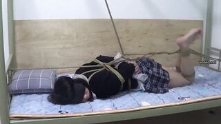 雨涵妹妹 不听话的女孩就要 裸足驷马 狠狠固定在床上惩罚
