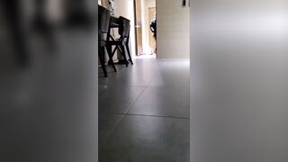 [糖心Vlog] 【绿意盎然】绿妻大神记录极品淫荡娇妻【亨利夫妻】喷血全裸诱惑取外卖，色诱骑手小哥，口爆采精才让离开