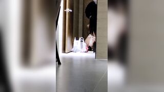 [糖心Vlog] 【绿意盎然】绿妻大神记录极品淫荡娇妻【亨利夫妻】喷血全裸诱惑取外卖，色诱骑手小哥，口爆采精才让离开