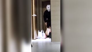 [糖心Vlog] 【绿意盎然】绿妻大神记录极品淫荡娇妻【亨利夫妻】喷血全裸诱惑取外卖，色诱骑手小哥，口爆采精才让离开