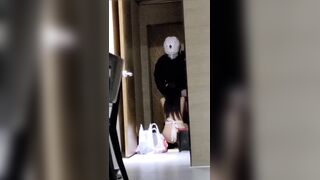 [糖心Vlog] 【绿意盎然】绿妻大神记录极品淫荡娇妻【亨利夫妻】喷血全裸诱惑取外卖，色诱骑手小哥，口爆采精才让离开