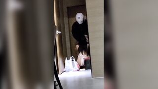 [糖心Vlog] 【绿意盎然】绿妻大神记录极品淫荡娇妻【亨利夫妻】喷血全裸诱惑取外卖，色诱骑手小哥，口爆采精才让离开