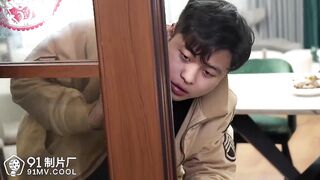 【果冻传媒】成熟欲女-余丽【被轮奸的妈妈】顶级淫乱3P操妈，前面深喉后面怼操，高清720P原版首发【91CM-225】