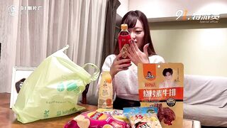 【果冻传媒】极品女神-小林纱织【网红中国零食初体验】50万粉色反差婊，自慰喷水粉穴特写，高清720P原版首发【91CM-241】