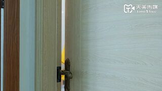 【天美传媒】伊琬琳【性爱笔记EP1】外卖小哥使用笔记，狠操骚货室友，高清720P原版首发【TM0162】