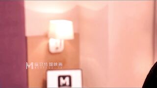 【麻豆传媒】夏晴子-季妍希-潘雨曦【暗黑圣诞节】交换伴侣同学会，高清720P原版首发【MDL-0004】