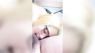 JK装一头金发眼镜妹！外表清纯被炮友狂草！蹲在地上深喉，骑乘位白嫩奶子直晃，后入爆插很享受