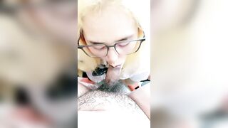 JK装一头金发眼镜妹！外表清纯被炮友狂草！蹲在地上深喉，骑乘位白嫩奶子直晃，后入爆插很享受