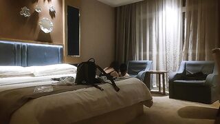 【哥只是一个传说520】酒店约丰满女王调教，趴在地上埋头舔逼，带着情趣手铐操逼
