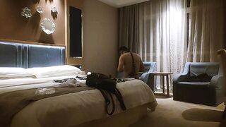 【哥只是一个传说520】酒店约丰满女王调教，趴在地上埋头舔逼，带着情趣手铐操逼