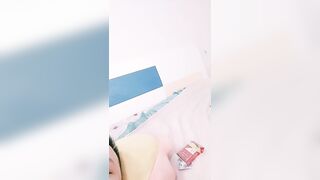 一线天白虎小妹，抬起纤细美腿操逼，第一视角拍摄，进进出出抽插，骑在身上扭动小腰