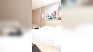 专业团队酒店自拍无套啪啪女仆装，传教士打桩白浆流出多个角度抽插，还个男主继续来