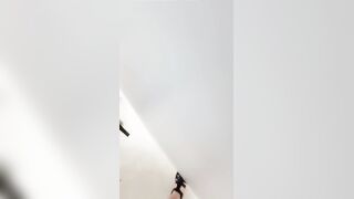 丰满巨乳妹子在公厕玩剧情，偶遇男子直接开干趴下深喉大屌撅起屁股后入啪啪