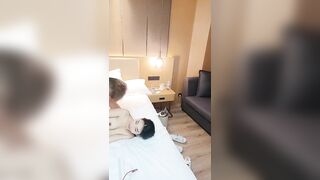 乖乖的小野猫激情群P啪啪大秀演绎【1】全程露脸淫乱的房间哪里都是战场，几个骚女被大哥们各种乱草淫声荡语