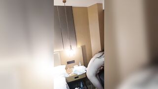 乖乖的小野猫激情群P啪啪大秀演绎【3】全程露脸淫乱的房间哪里都是战场，几个骚女被大哥们各种乱草淫声荡语