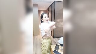 乖乖的小野猫激情群P啪啪大秀演绎【4】全程露脸淫乱的房间哪里都是战场，几个骚女被大哥们各种乱草淫声荡语