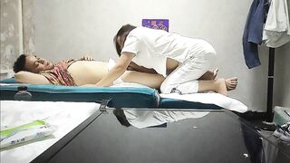 城中村养生馆，老板娘偷拍来店里按摩客人，勾引他们做特殊性服务
