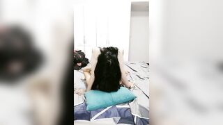 姐妹花一起伺候小哥激情啪啪【下篇】全程露脸情趣装诱惑，吃奶玩逼各种抽插，激情上位还让妹妹舔交合处真鸡巴刺激
