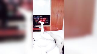 姐妹花三飞【2】可把男主给爽翻天啦，论一根大屌持久力度厉害，把俩骚姐妹伺候得舒舒服服嗷嗷叫，浪叫够骚，连续爆操打桩！