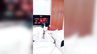 姐妹花三飞【2】可把男主给爽翻天啦，论一根大屌持久力度厉害，把俩骚姐妹伺候得舒舒服服嗷嗷叫，浪叫够骚，连续爆操打桩！