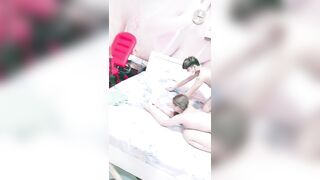 小骚逼准备起飞了【下篇】露脸标准炮架子跟好姐妹一起伺候几位小哥哥，前插后入玩弄小嘴喝逼逼，多体位蹂躏抽插