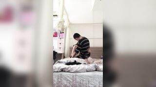 放暑假女朋友家里人都去上班了，到她闺房做爱，干到浴室，用手机自拍，1080P高清无水印