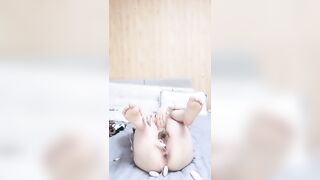 气质长发小母狗被小哥哥后入操逼，女上位打桩舔逼揉搓阴蒂，花样道具自慰