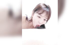 清纯系少妇欲望沦陷，展示好身材自慰骚穴沦陷在小哥的抽插快感中，口交大鸡巴69舔逼各种爆草，特写展示骚穴