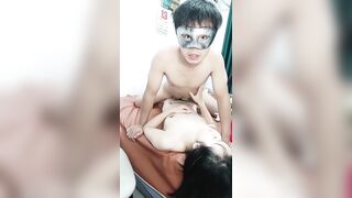 看着就很骚的小少妇【4】跟小哥深夜直播啪啪给狼友看，草舒服就露脸了，让小哥吃奶抠逼配合小哥各种抽插爽上天