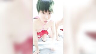 短发人妻母狗少妇，束缚着骚奶子让大哥后入草屁股，自己舔着假鸡巴呻吟诱惑狼友，深喉口交激情上位浪叫不断