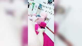 美甲店里的4P激情【上篇】全程露脸美女顾客的极致性体验，口交大一起让两大哥吃奶玩逼，各种轮草抽插淫声荡语刺激