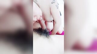 美甲店里的4P激情【下篇】全程露脸美女顾客的极致性体验，口交大一起让两大哥吃奶玩逼，各种轮草抽插淫声荡语刺激